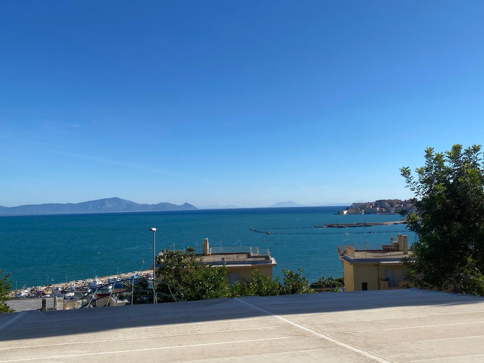 Read more about the article Gaeta, in the hospital area, we offer for sale a delightful apartment with outdoor space and sea view, located in a small building