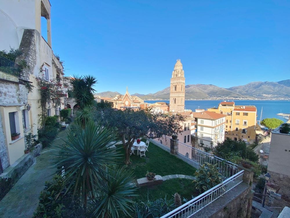 Read more about the article Gaeta Medievale bassa, we offer for sale a characteristic apartment