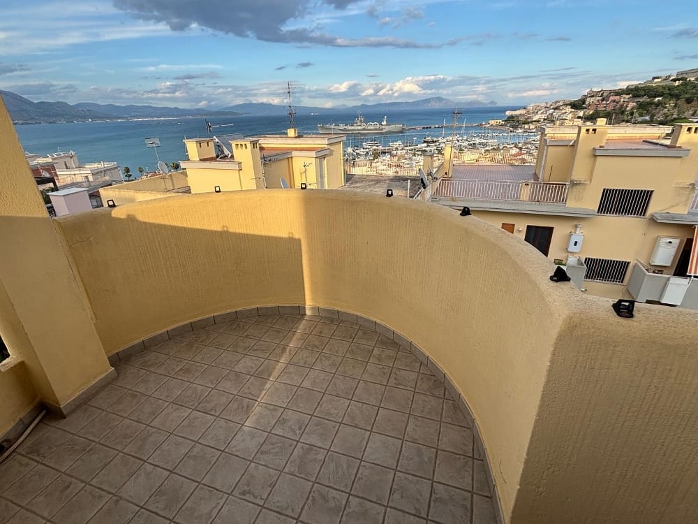 Scopri di più sull'articolo Gaeta Centro, attico panoramicissimo in vendita