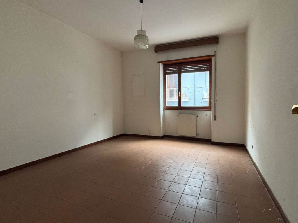 Formia – Centro | Ampio appartamento ideale anche per studio image 2