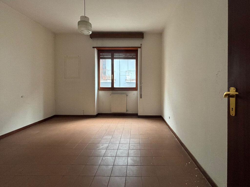 Formia – Centro | Ampio appartamento ideale anche per studio image 3