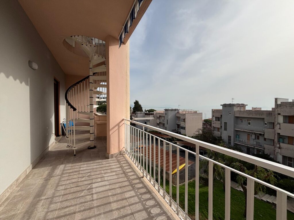 Gaeta Colle S. Agata, elegante trilocale ristrutturato con terrazzo panoramico image 5