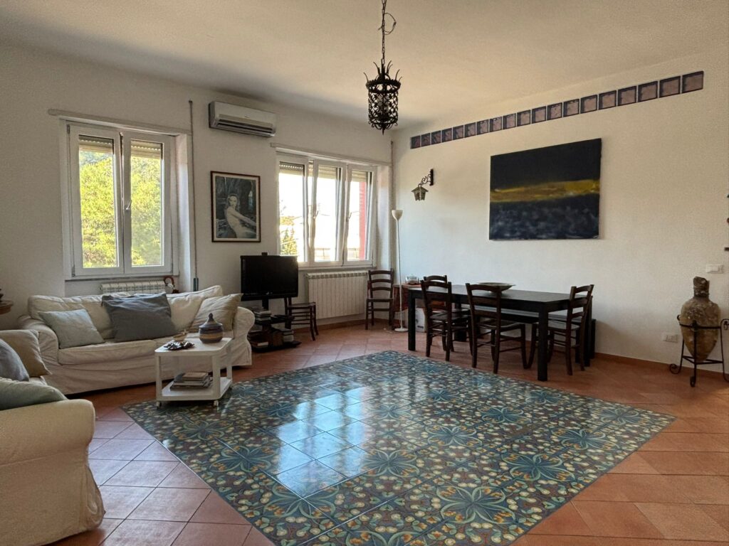 Gaeta – Via Veneto, ampio appartamento a pochi passi da Serapo. image 2