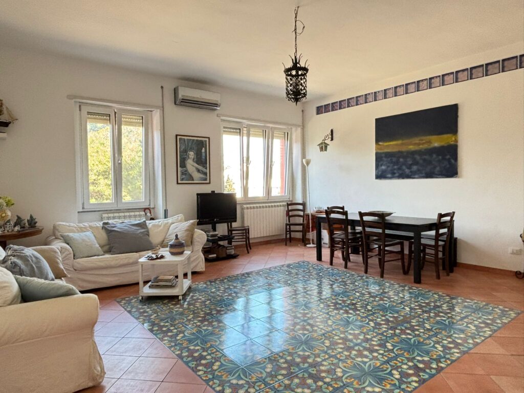 Gaeta – Via Veneto, ampio appartamento a pochi passi da Serapo. image 1