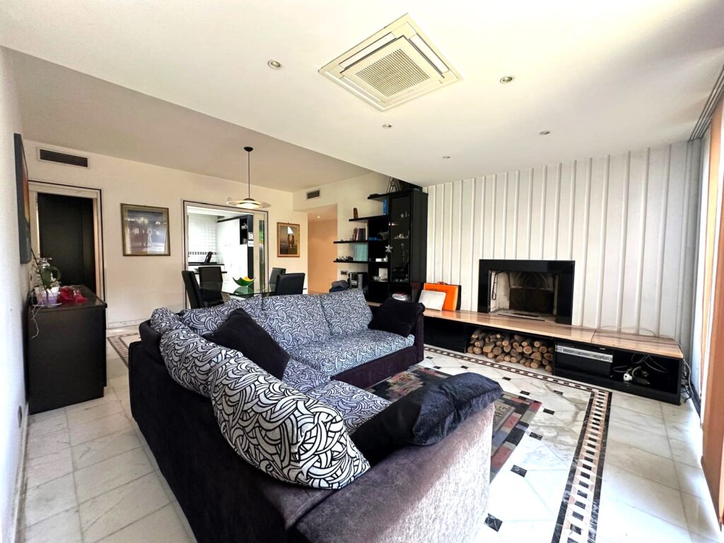 Serapo fronte mare – Appartamento in villa con posto auto image 1