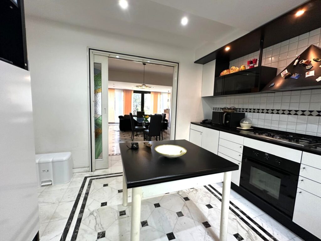 Serapo fronte mare – Appartamento in villa con posto auto image 3